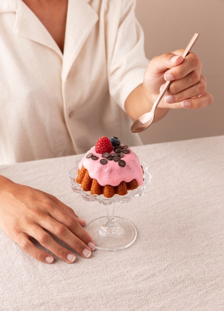 Photo delicious cake with forest fruits arrangement