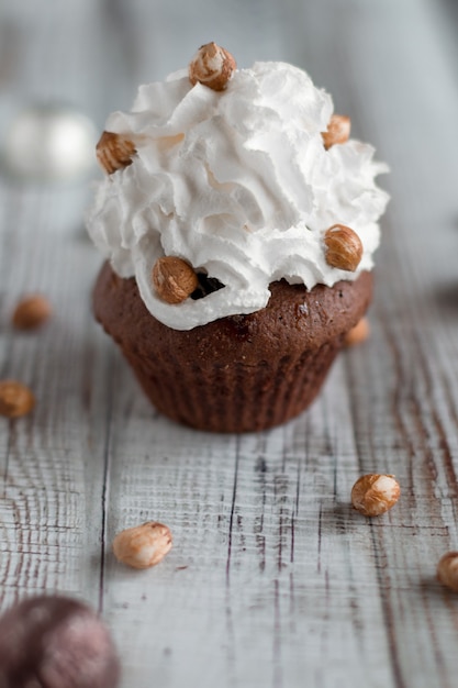 Photo delicious chocolate brownie muffins with nuts and whipped cream