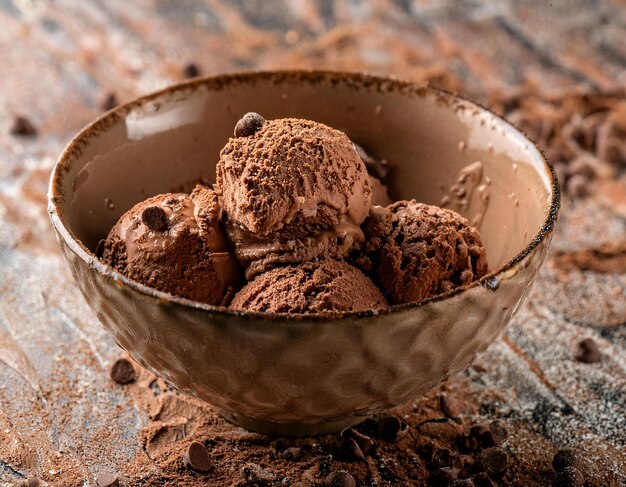 Photo delicious chocolate ice cream balls placed in a wooden bowl