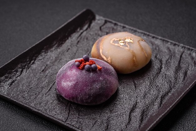 Photo delicious cold japanese mochi dessert with colorful rice dough shell and fruit filling