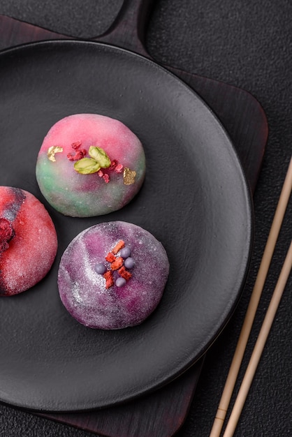 Photo delicious cold japanese mochi dessert with colorful rice dough shell and fruit filling