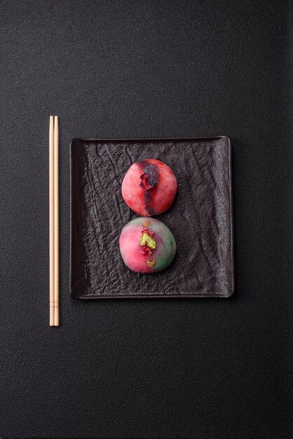 Photo delicious cold japanese mochi dessert with colorful rice dough shell and fruit filling