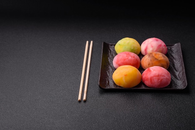 Photo delicious colorful asian mochi sweets with rice dough shell