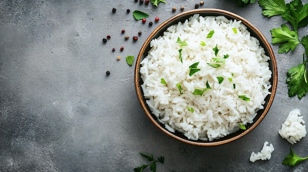 Photo delicious cooked white rice in bowl on grey table