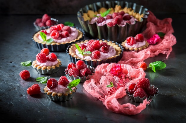 Delicious and crispy tarts with raspberries and mascarpone