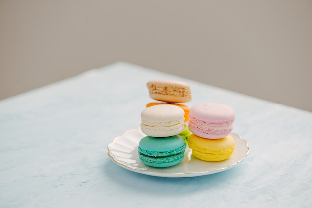 Photo delicious french dessert. colorful pastel cake macaron or macaroon