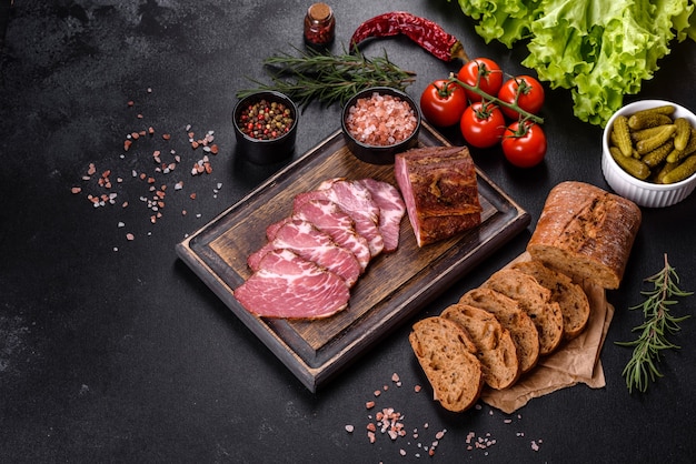 Photo delicious fresh bacon sliced with bread and vegetables on a dark concrete background