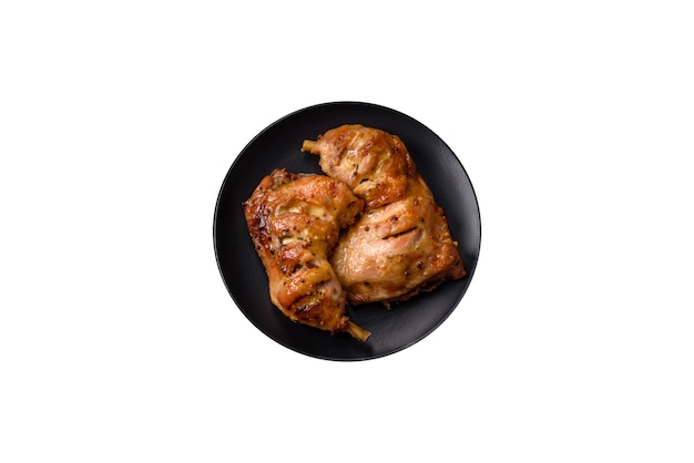 Photo delicious grilled chicken leg or quarter with salt and spices