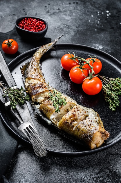 Photo delicious grilled pollock with fresh thyme and tomatoes