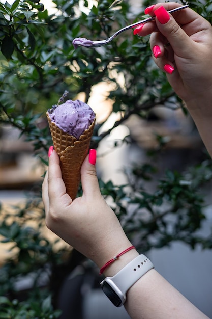 Photo delicious ice cream in a confectionery shop closeup