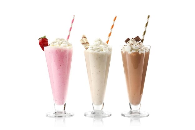 Photo delicious milkshakes isolated on white