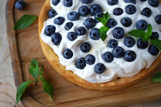 Delicious tart with cream cheese and blueberries