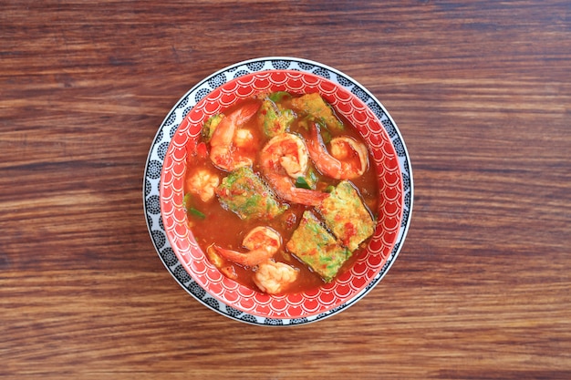 Photo delicious thai yellow curry with shrimp and fried herb vegetable omelet in bowl