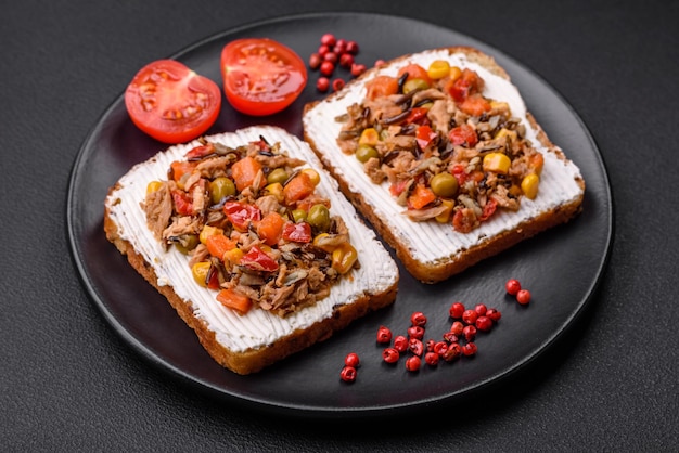 Delicious veggie sandwiches with canned tuna and mexican mix