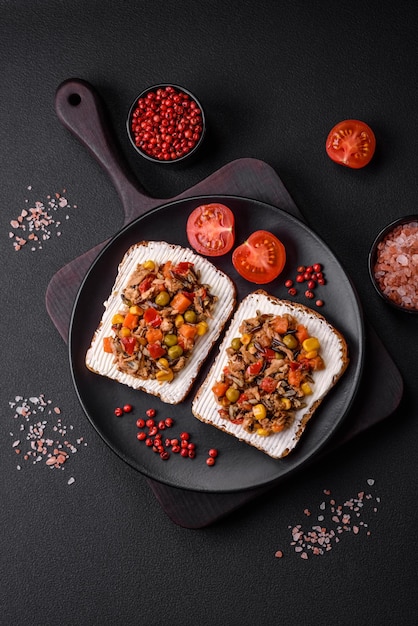 Delicious veggie sandwiches with canned tuna and mexican mix