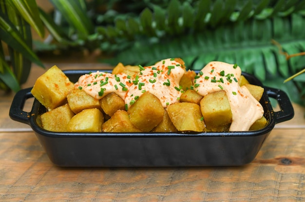 Photo a delicious version of the classic spanish spicy potatoes