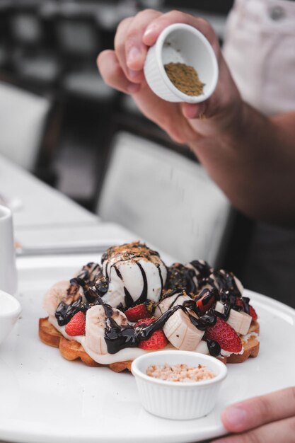 Photo delicious waffle with chocolate sauce