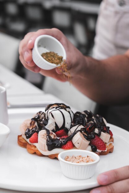 Photo delicious waffle with chocolate sauce