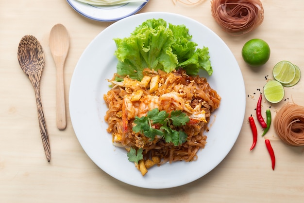 Photo deliciuos brown rice noodles with shrimp