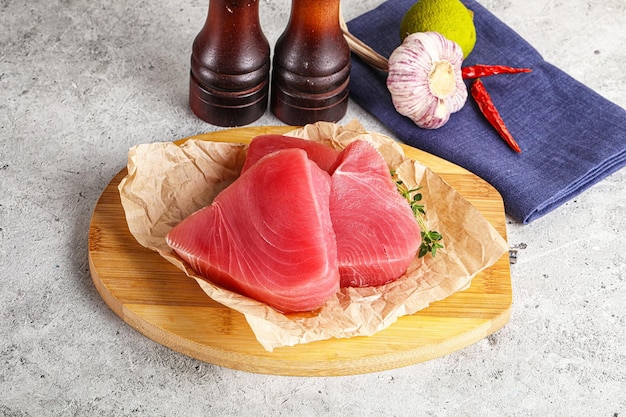 Photo delicous raw tuna steak for cooking