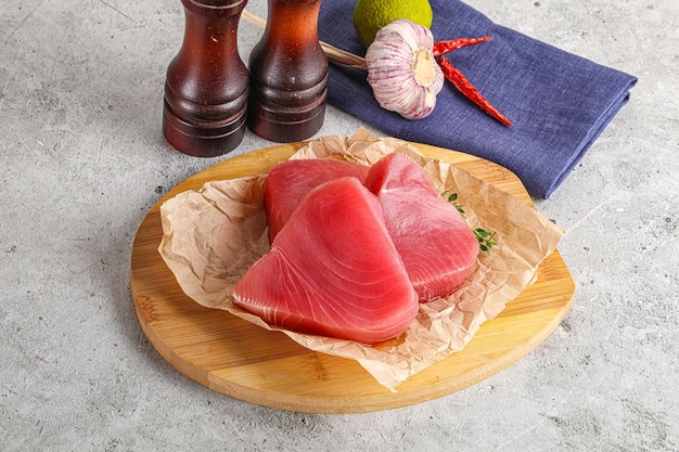 Photo delicous raw tuna steak for cooking