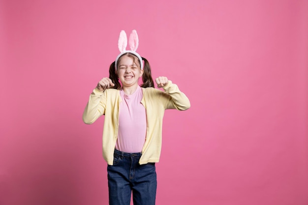 Photo delightful child imitates a rabbit for the easter celebration