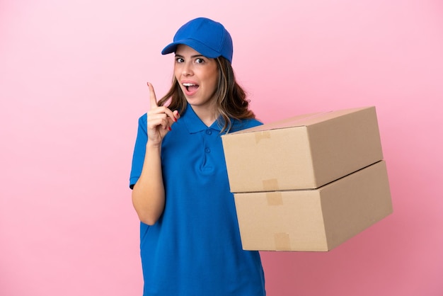 Delivery Italian woman isolated on pink background intending to realizes the solution while lifting a finger up