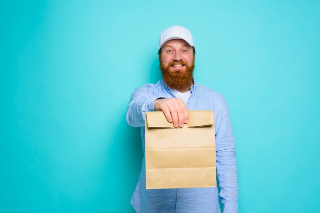 Photo deliveryman with happy expression is ready to deliver a food package