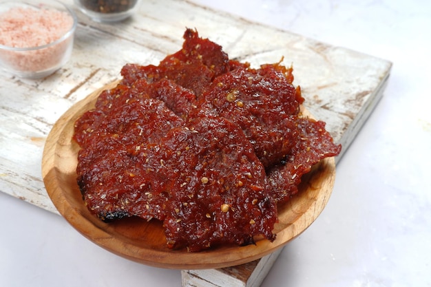 Photo dendeng sapi or indonesian style dried beef jerky,marinated with spices then fried