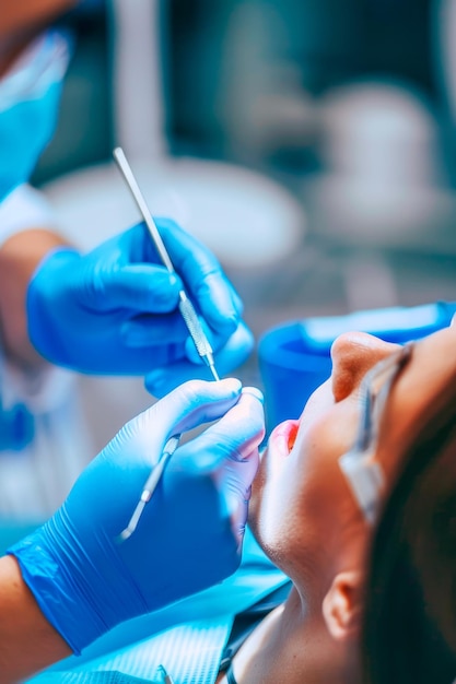 Photo dental surgeon performing procedure