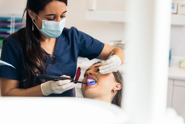 Dentists with a patient during a dental intervention.