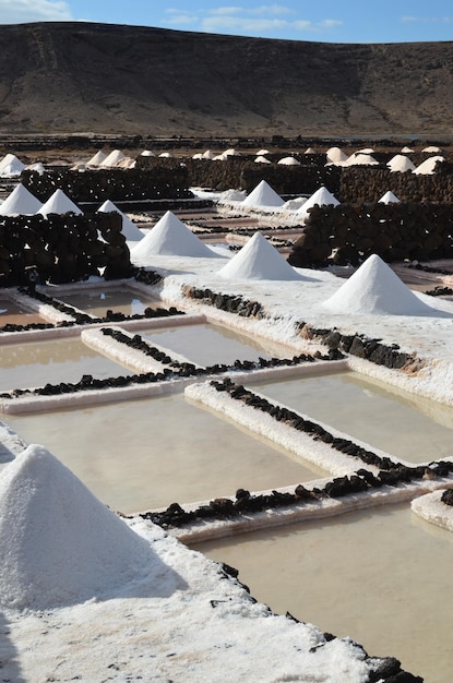 Photo a desert landscape with salt pans and salt mines