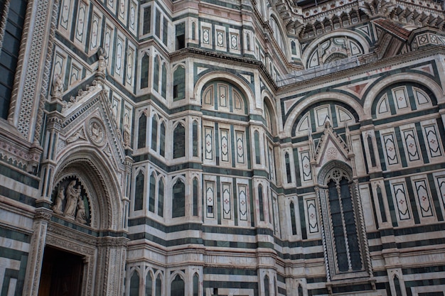 Photo detail of the cathedral of florence taken on a cloudy day with the light that enhances the colors