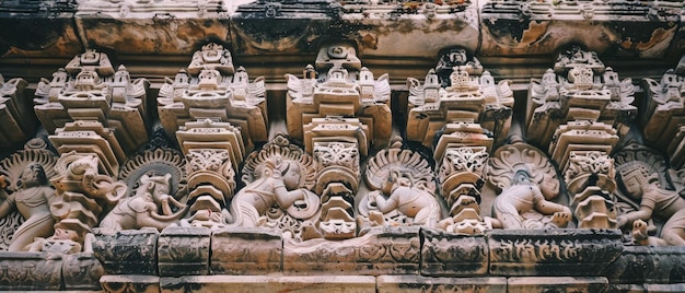 Photo detailed sculptures adorning temple walls encapsulate stories and traditions showcasing the craftsmanship and artistic brilliance of ancient times