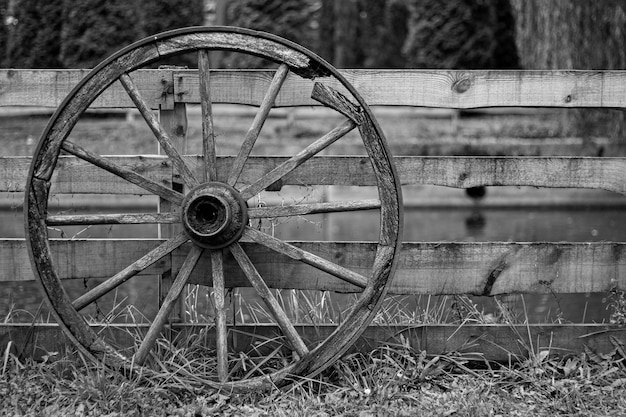 Photo detenice castle bohemian region czech republic old wooden wheel leaning against a fence