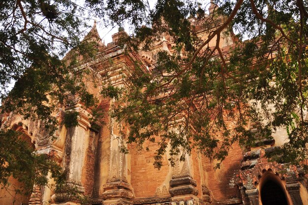 Photo dhammayangyi paya paya temple pagoda chedi for burmese people and foreign travelers travel visit respect praying buddha worship in bagan or pagan heritage ancient city in mandalay of myanmar or burma