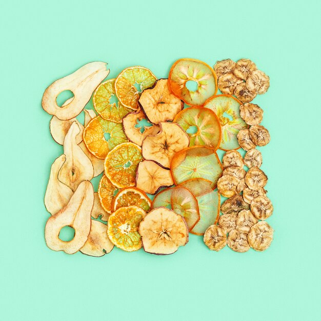 Photo diet healthy snack, set of dried fruits, dehydrated fruit chips of apple, banana, persimmon, tangerine, pear.