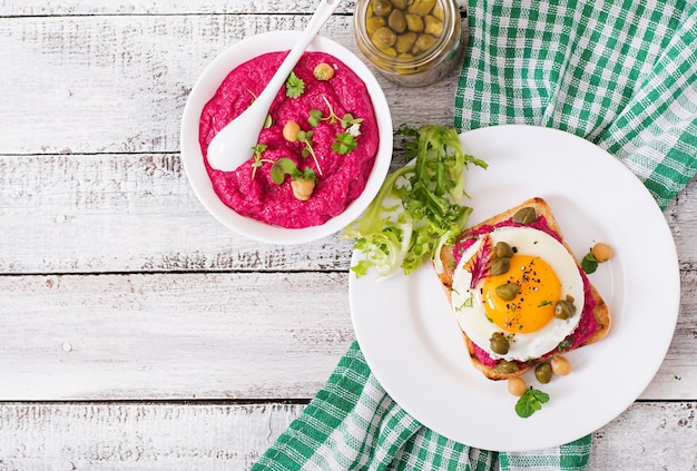 Diet sandwiches with beet root hummus, capers and egg