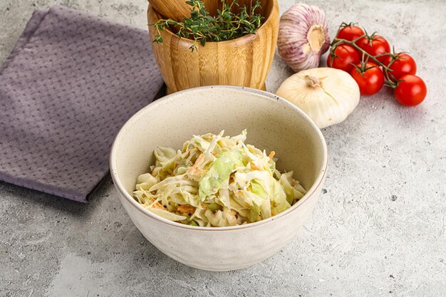 Photo dietary tasty cole slaw salad with cabbage and carrot