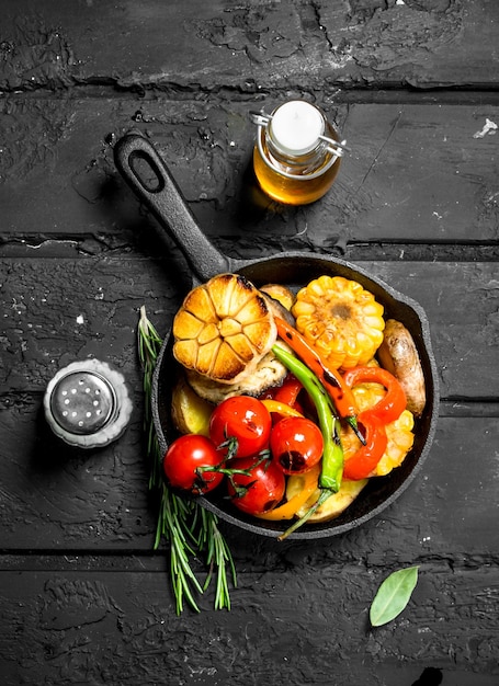 Photo different grilled vegetables in a pan