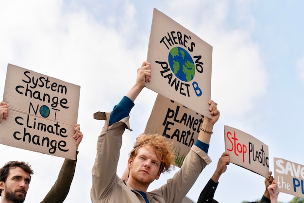 Photo different people protesting together because of the global warming