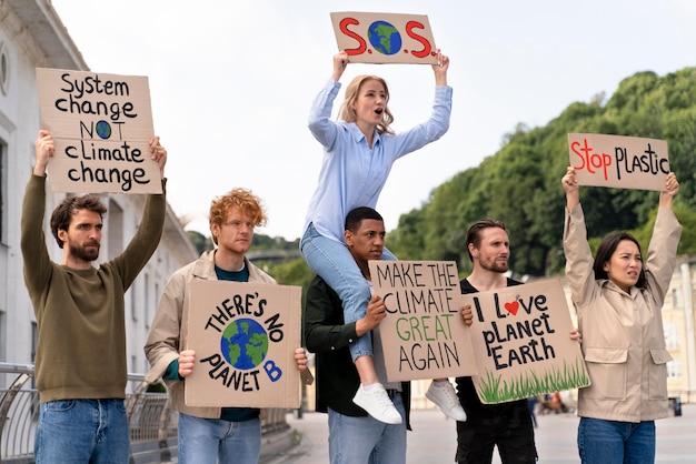 Photo different people protesting together because of the global warming