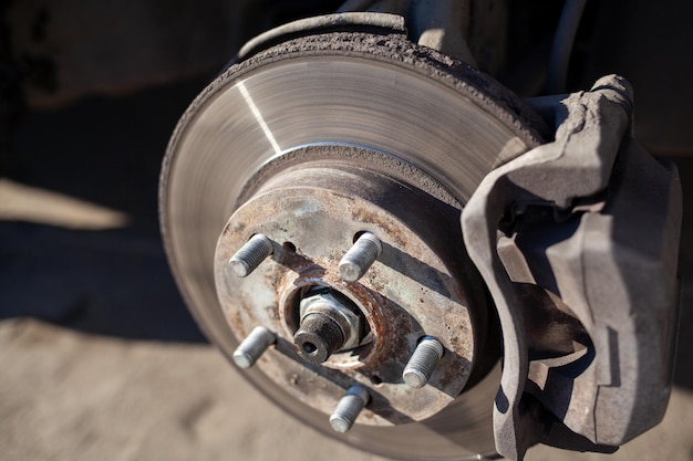 Disc brake of the vehicle for repair in process of tire replacement