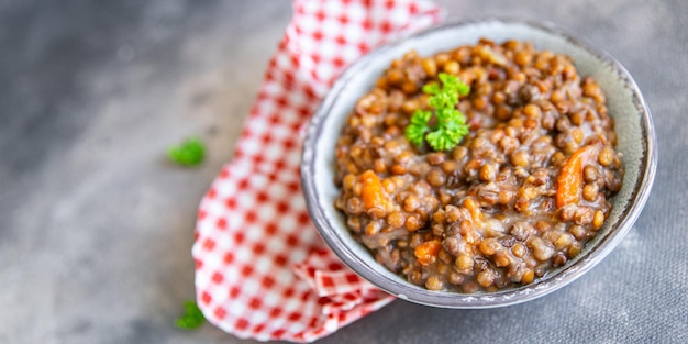 Photo a dish of beans with a checkered napkin and a red and white checkered napkin