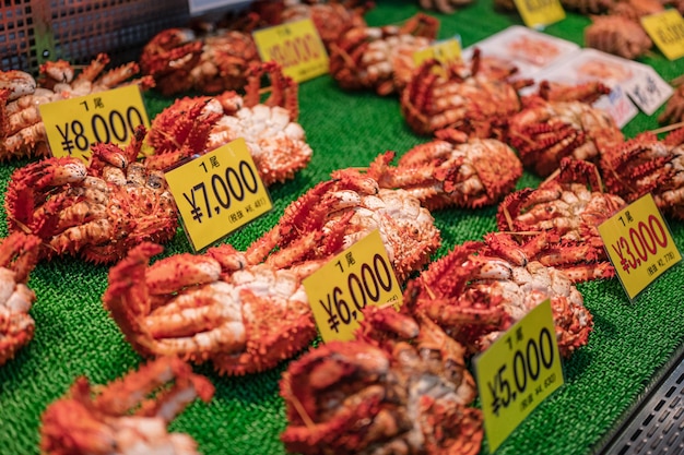 A display of crabs with a yellow sign that says " y7, 000 ".