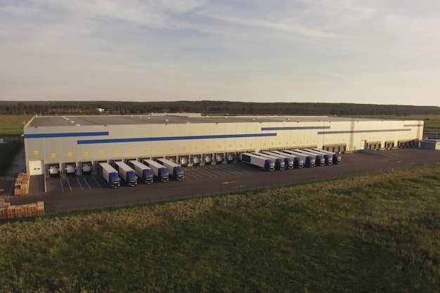 Distribution warehouse with trucks of different capacity