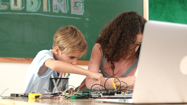 Photo diverse student working together to fix main board at stem class pedagogy