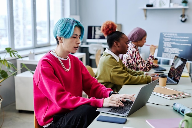 Photo diverse team of gen z software developers working in office