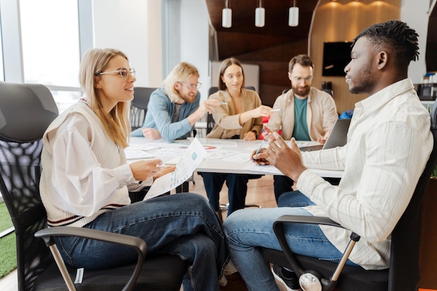 Photo diverse team of young professionals collaborating on a project