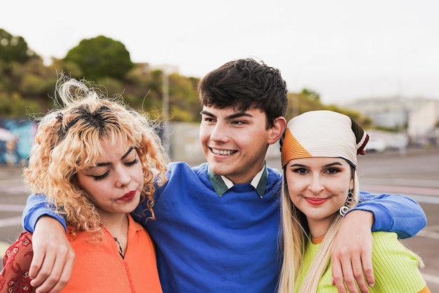 Photo diverse young people having fun in the city